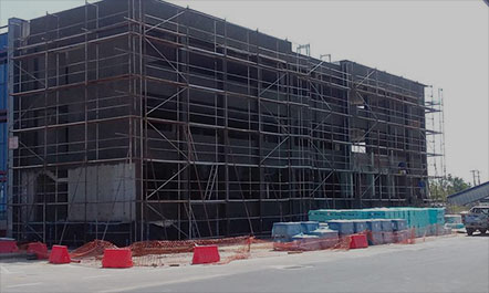 Κτίριο υπό κατασκευή με σκαλωσιά